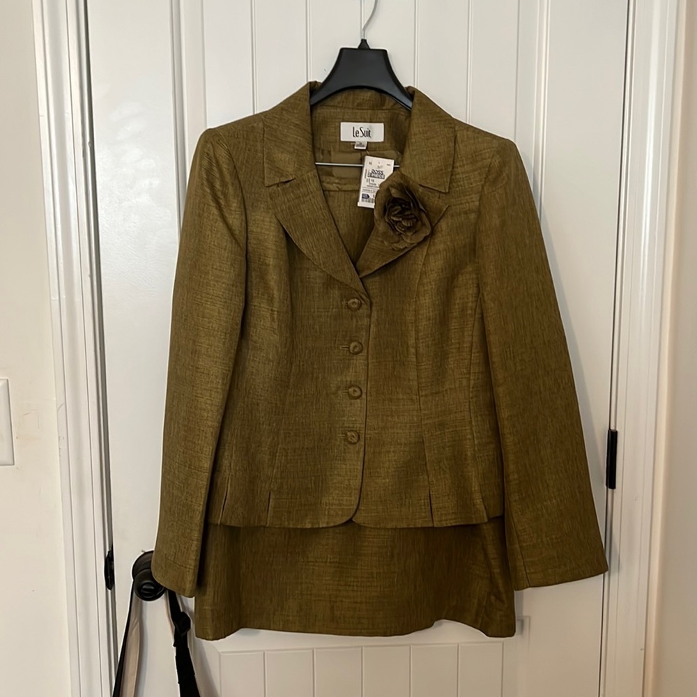 Le Suit Skirt Suit Size 16 New with Tags